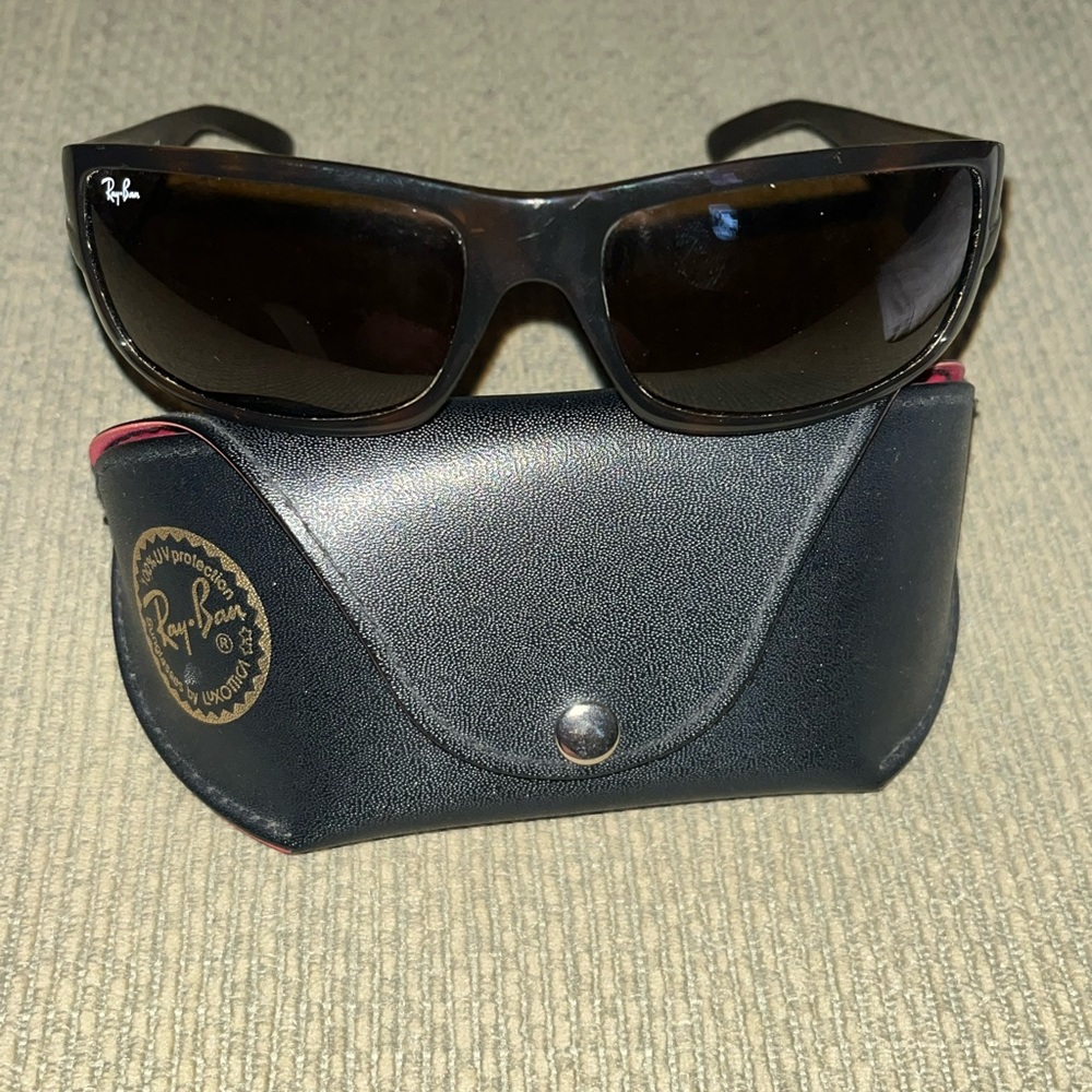 Men Ray Ban sunglasses: tortoise shell with brown lens, not polarized